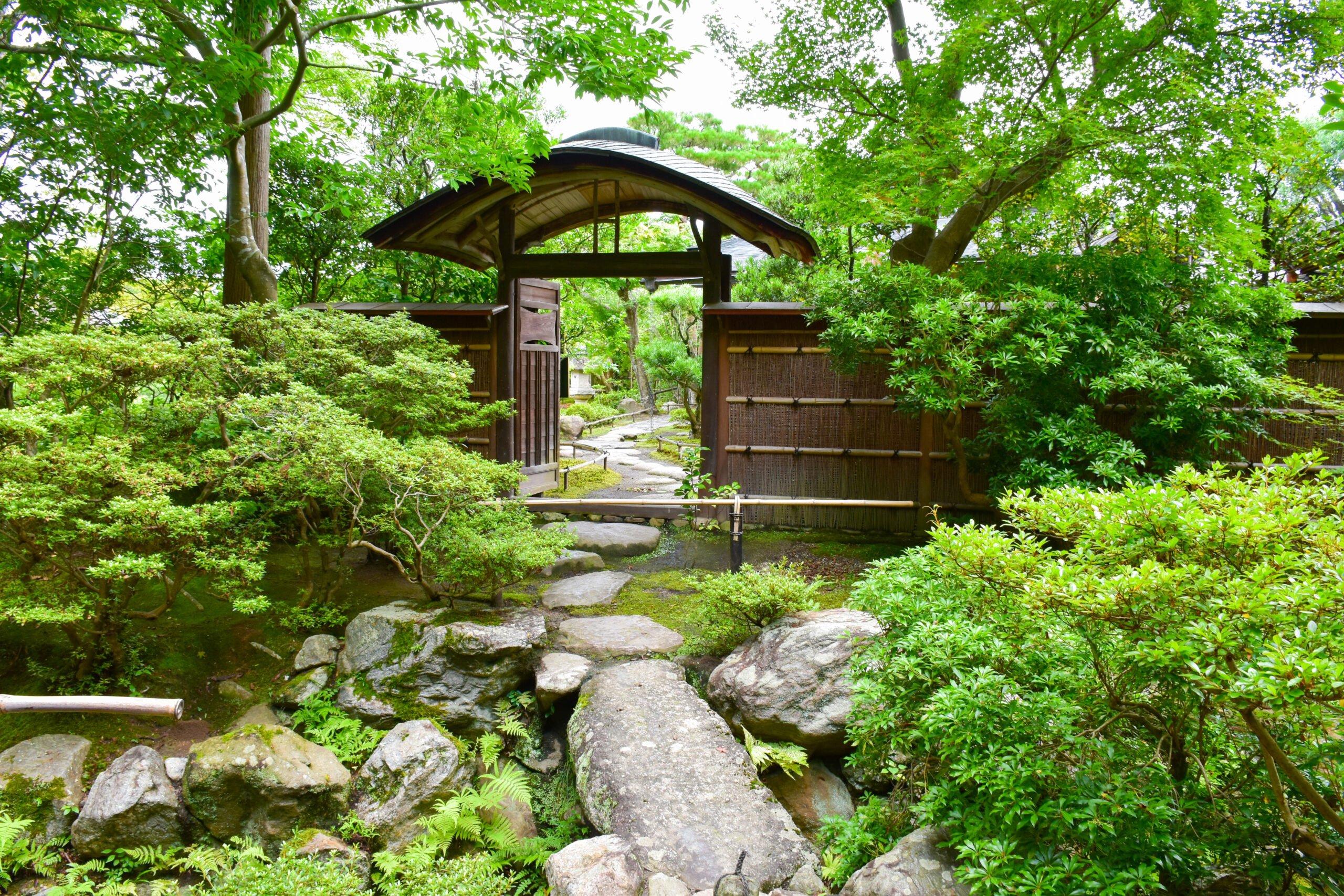 既存植栽・構造物の撤去・処分費用の大きさ